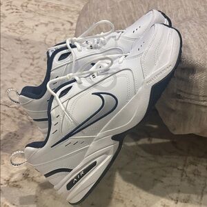 Nike Men's White and black aAthletics Shoes